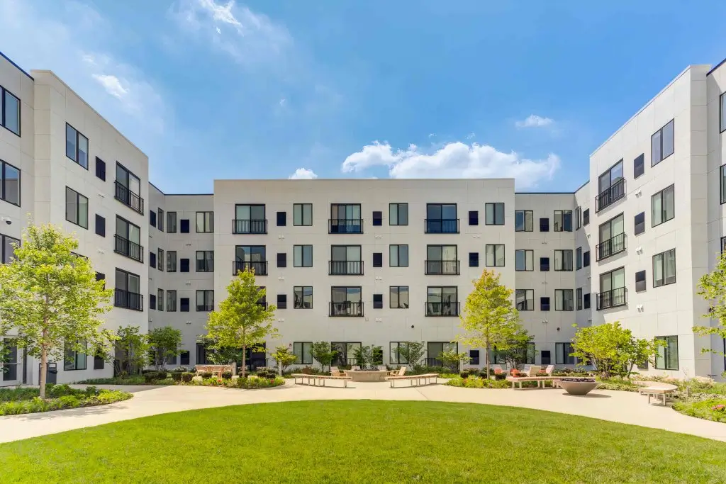 front courtyard of the domain citygate apartments in naperville